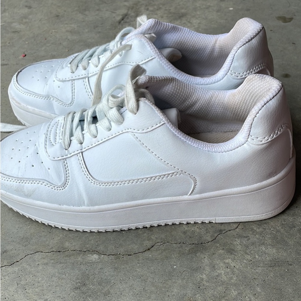 No Boundaries womens all white sneakers 7.5